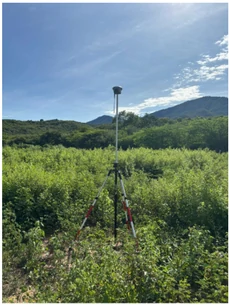Estación GNSS montada sobre trípode durante el levantamiento topográfico.