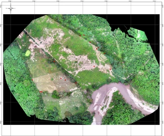 Ortomosaico del área levantada con la malla de coordenadas del proyecto.