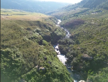 Valle fluvial de alta montaña recorrido por el cauce objeto de estudio.